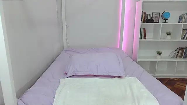 ari_rossee's cam snapshot