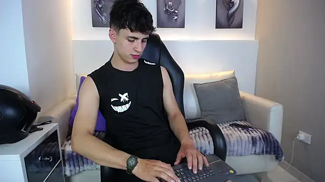 AdrianRinaldi live sex cam