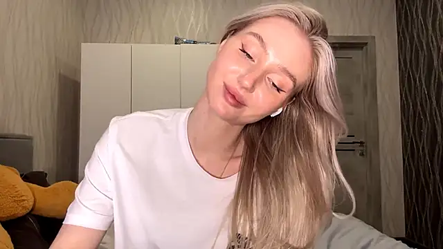 MoonlitCrystalia's cam snapshot