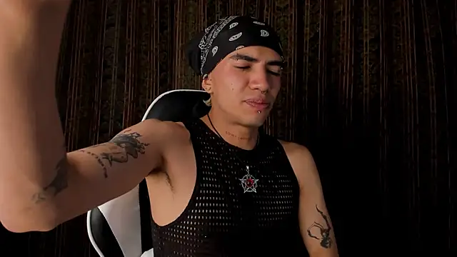 guynextdo0r's cam snapshot