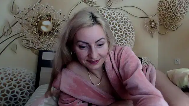 Yourrealgirl's cam snapshot