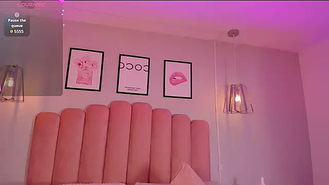 mara_swan_'s cam snapshot