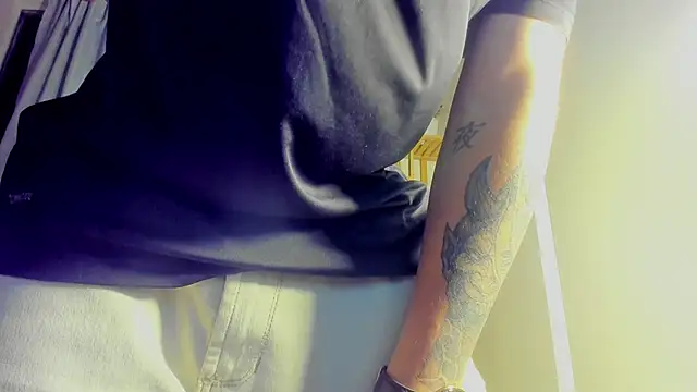 latiin_boy21's cam snapshot