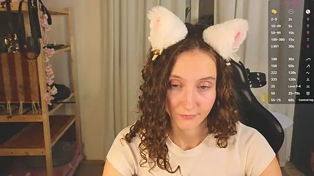 laracroftmansion's cam snapshot