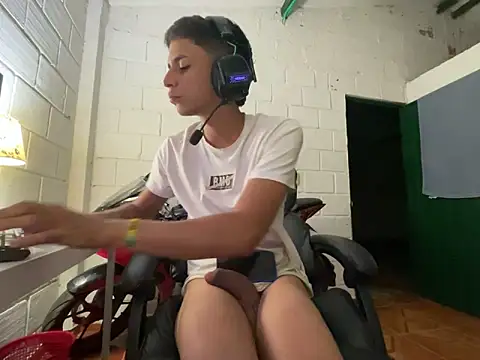 Max_TheHorseDick live sex cam