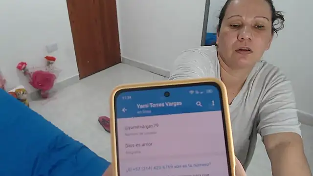 Laura_fox1's cam snapshot