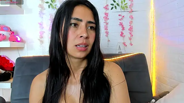 angela_black_hair's cam snapshot