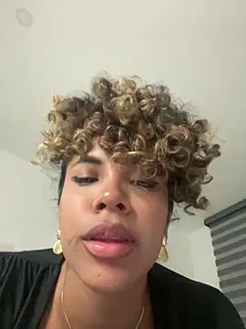 Brunettexio's cam snapshot