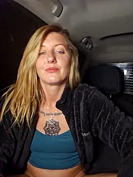 SheIsSomething live sex cam