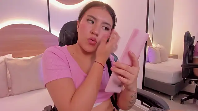 liv_honeey_'s cam snapshot