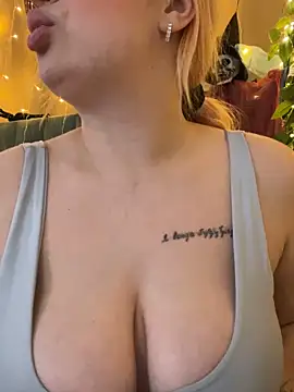 KellyMoors's cam snapshot