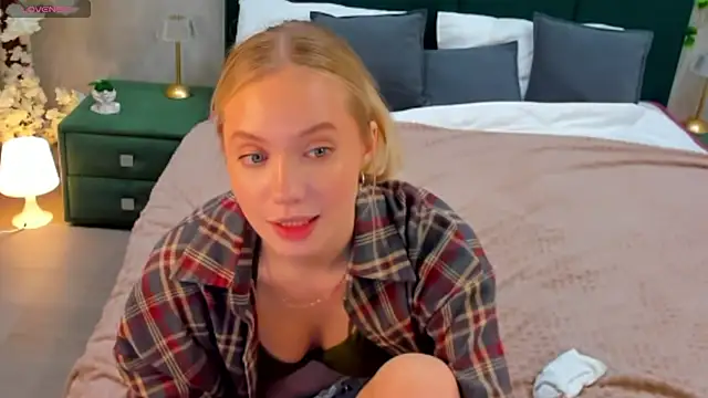 Melanie_Ryer's cam snapshot