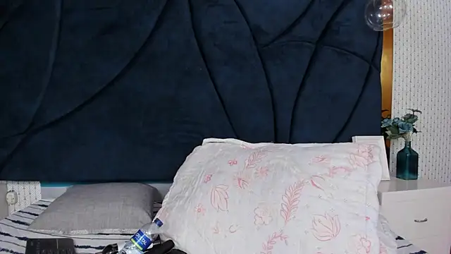 LARISSAEVANS's cam snapshot