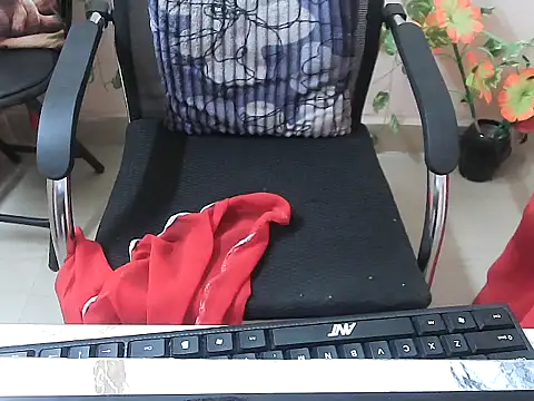 lo_e_shreya's cam snapshot