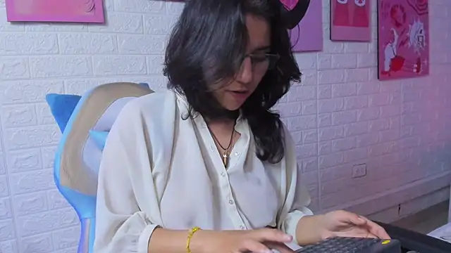 HollyPeach's cam snapshot