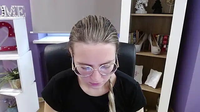 Zoey_Erotic's cam snapshot