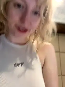 RonnieKiss live sex cam