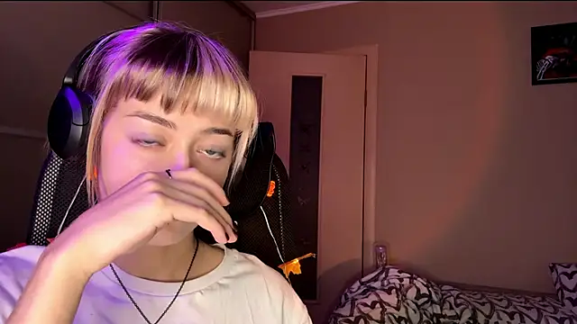 EmilySkyline's cam snapshot