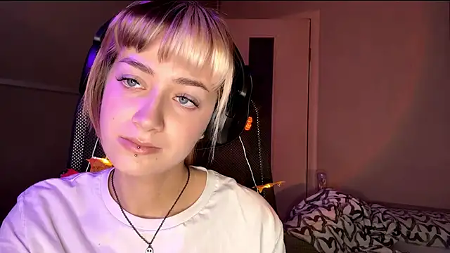 EmilySkyline's cam snapshot