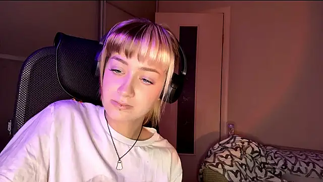 EmilySkyline's cam snapshot