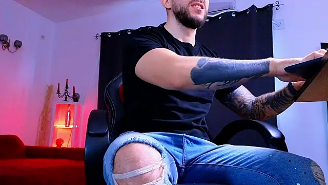 MightyAaron66 live sex cam