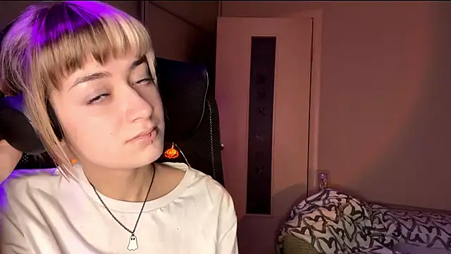 EmilySkyline's cam snapshot