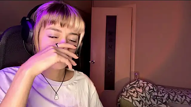 EmilySkyline's cam snapshot