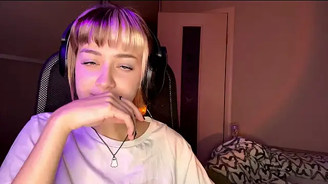 EmilySkyline's cam snapshot