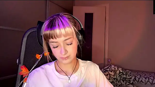 EmilySkyline's cam snapshot