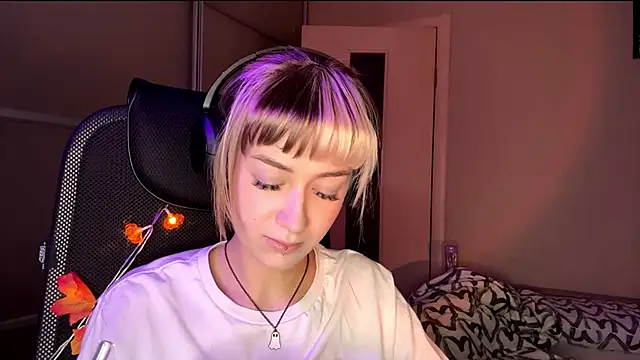 EmilySkyline's cam snapshot