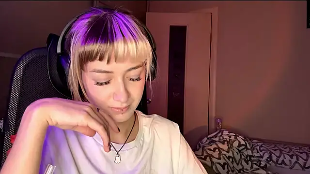 EmilySkyline's cam snapshot