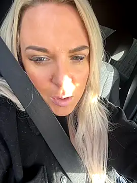 Bustyblondebabe32 live sex cam