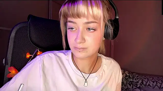 EmilySkyline's cam snapshot