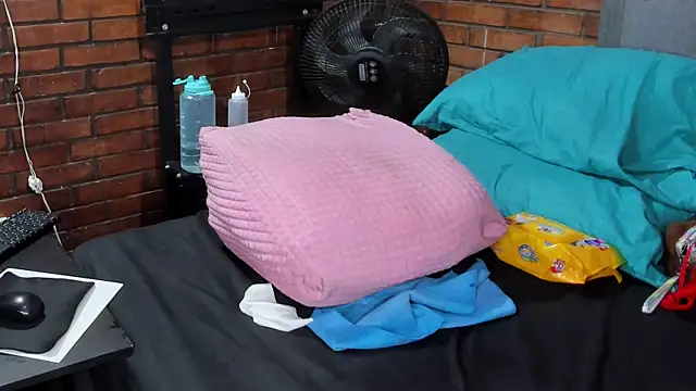 Couple_Gold69's cam snapshot