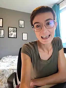 LaureLiveXX's cam snapshot