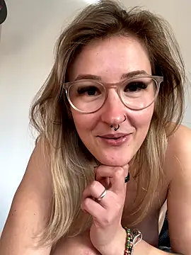 LauraLuxxx's cam snapshot