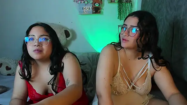 maddie-and-chelsea-'s cam snapshot