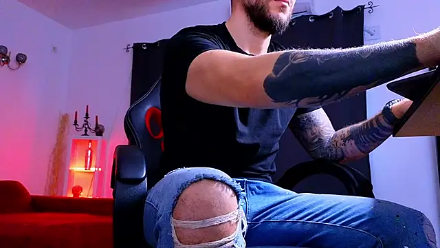 MightyAaron66 live sex cam