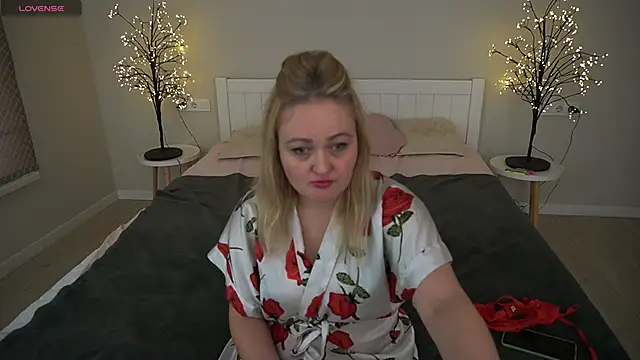 CurvyMuses's cam snapshot