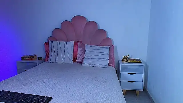 MiaColucci18 live sex cam