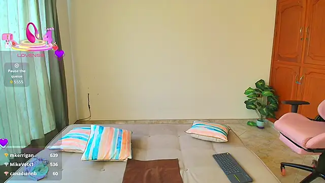 lili_jade222's Stripchat show and profile