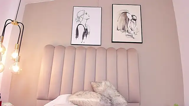 EmilyMiller_22's cam snapshot