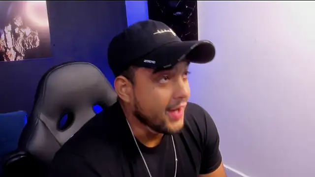 Big_furry_bear13's cam snapshot