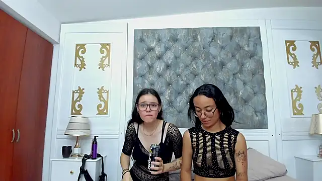 EmillyAndJadee's cam snapshot