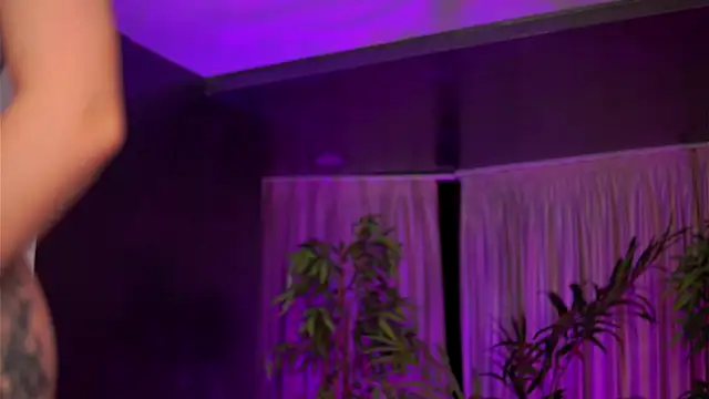 HotBustyBabeX's cam snapshot