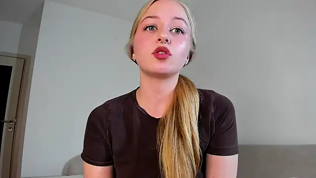 MiaMews live sex cam