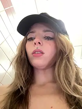 LoraaDoll live sex cam