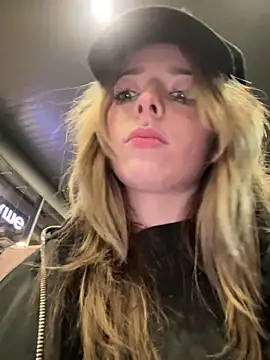 LoraaDoll live sex cam