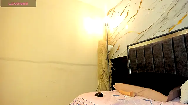 emma_bloom_'s cam snapshot