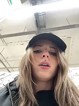 LoraaDoll live sex cam